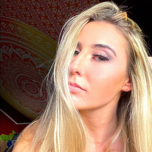 Meet your Posher, Jenna - Picture 1 of 5